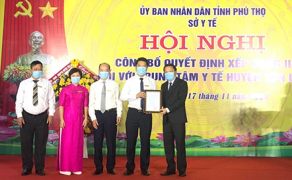 Phó chủ tịch UBND tỉnh Phan Trọng Tấn trao quyết định xếp hạng 2 cho Trung tâm y tế huyện Yên Lập.