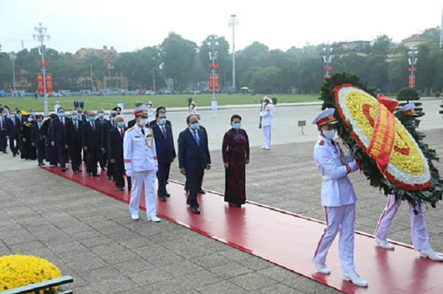 Lãnh đạo, nguyên lãnh đạo Đảng, Nhà nước, MTTQ Việt Nam vào lăng viếng Chủ tịch Hồ Chí Minh.