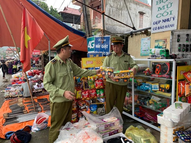 Lực lượng QLTT Lạng Sơn kiểm tra hàng hóa vi phạm
