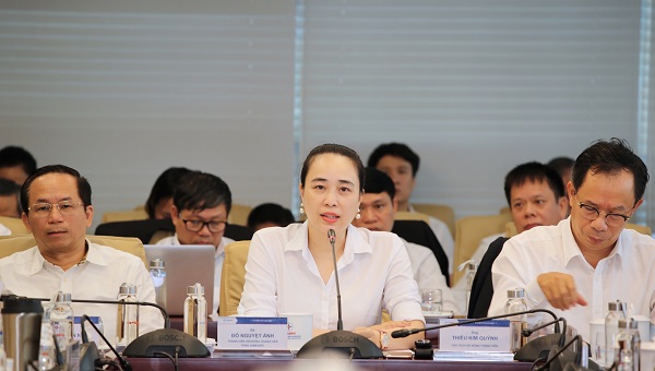 Bà Đỗ Nguyệt Ánh – Thành viên HĐTV, Tổng Giám đốc EVNNPC phát biểu tại buổi họp