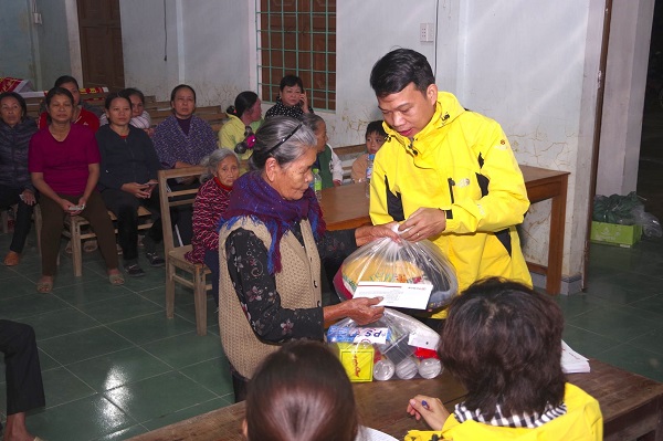 Đoàn từ thiện của HDMon đã trực tiếp đến những xã xa xôi, chịu ảnh hưởng nặng nề nhất của 2 tỉnh Quảng Bình và Quảng Trị để trao những phần quà cứu trợ