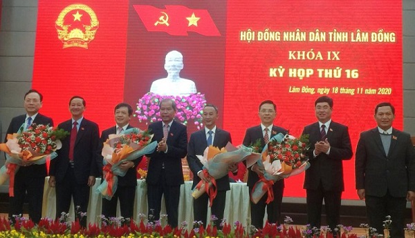 Lãnh đạo tỉnh tặng hoa cho các đồng chí thôi không làm nhiệm vụ và chúc mừng tân Chủ tịch, Phó Chủ tịch UBND tỉnh Lâm Đồng
