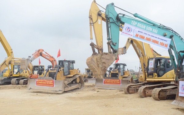 Huy động máy móc triển khai thi công đoạn tuyến cao tốc Mai Sơn-Quốc lộ 45