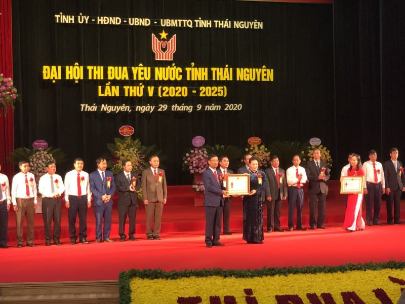 Chủ tịch Quốc hội Nguyễn Thị Kim Ngân trao Huân chương Lao động Hạng Nhất cho Ban Quản lý các KCN Thái Nguyên tại Đại hội Thi đua yêu nước tỉnh Thái Nguyên lần thứ 5 (2020-2025)