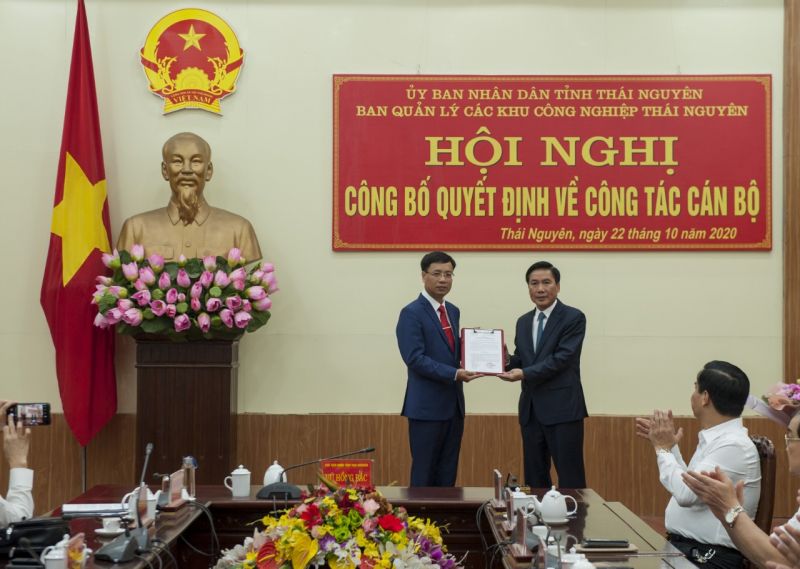 Chủ tịch UBND tỉnh Thái Nguyên Vũ Hồng Bắc trao Quyết định bổ nhiệm Trưởng Ban Quản lý các KCN Thái Nguyên cho đồng chí Phan Đức Cường