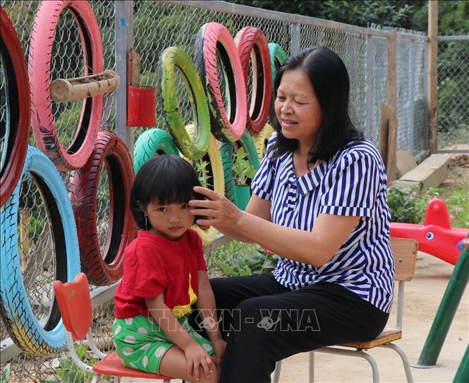 Đưa con chữ đến với 'bản đa không' nơi biên giới Việt - Lào