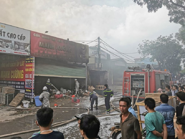 Hà Nội: Cháy lớn tại xưởng nội thất, người dân gom đồ tháo chạy