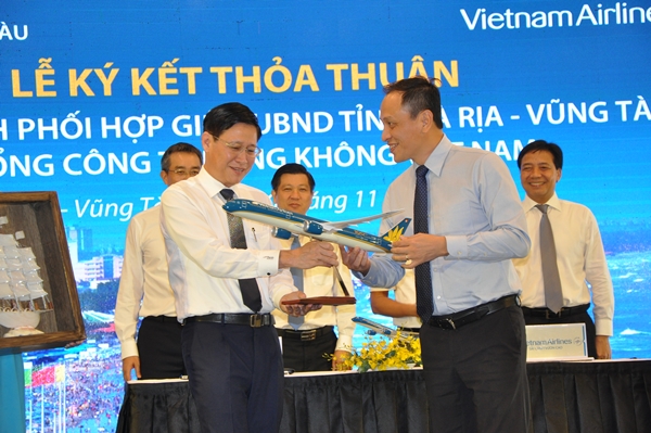 Đại diện lãnh đạo Vietnam Airlines trao trao quà lưu niệm cho UBND tỉnh BR-VT