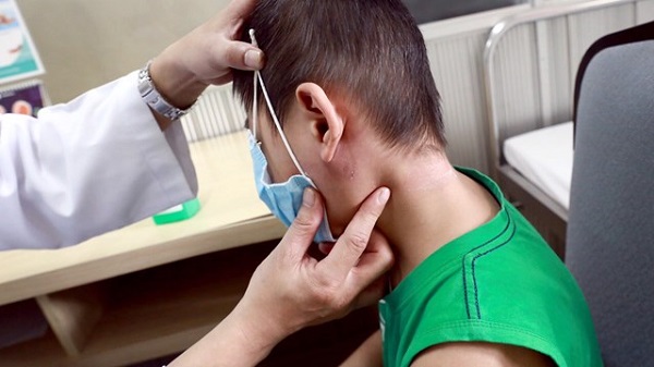 Bệnh nhi bị áp - xe tuyến mang tai do vi khuẩn Burkholderia Pseudomalei đang điều trị tại Trung tâm Nhi bệnh viện Trung ương Huế