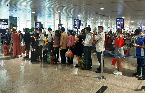 Dùng giấy tờ giả lên máy bay, 2 hành khách bị cấm bay một năm