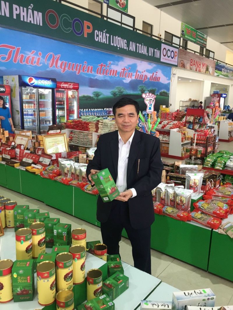 Ông Trần Nho Hưởng, Phó Chánh văn phòng điều phối Nông thôn mới tỉnh Thái Nguyên thăm quan các gian hàng.
