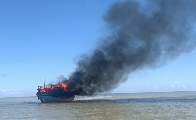 Tàu chở hành khách từ Cù Lao Chàm về TP. Hội An thì bất ngờ bốc cháy dữ dội.