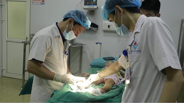 Đắp thuốc nam chữa bỏng, hai chân bé 17 tháng nhiễm trùng nặng