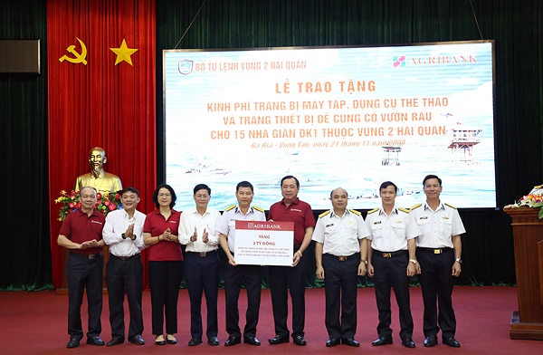 Agribank trao tài trợ máy tập, dụng cụ thể thao và trang bị củng cố vườn rau cho 15 nhà giàn DK1