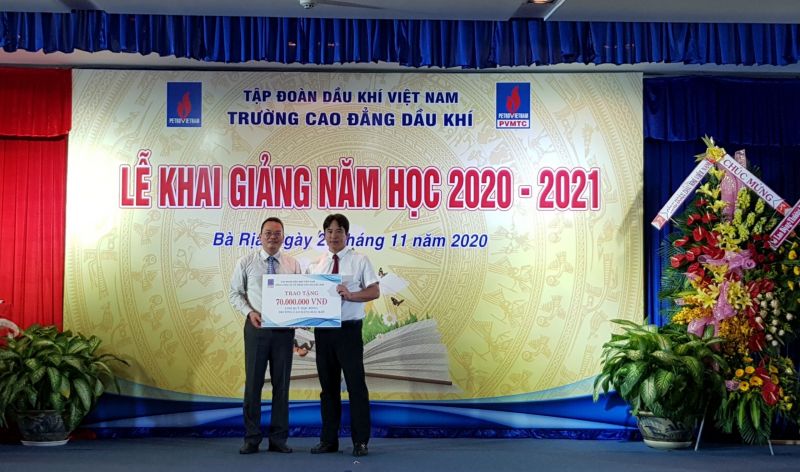 Đồng chí Nguyễn Quốc Thịnh – Phó Tổng giám đốc PVTrans trao học bổng cho đại diện của Trường.