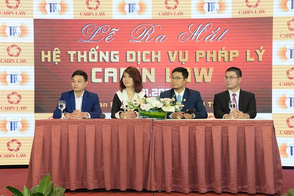 Từ trái qua Ông Nguyễn Quân – CEO Cabin Law; MC- Doanh nhân Thi Thảo; Tiến sĩ, Luật sư Nguyễn An; ông Phạm Hoàng Nam, trưởng văn phòng đại diện Cabin Law tại tphcm trả lời các câu hỏi của báo chí
