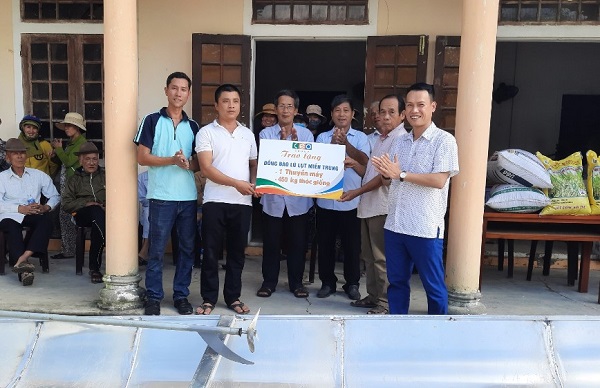 CEO Vân Đồn trao tặng xuồng máy, thóc giống ủng hộ xã Hải Hưng sau bão lũ