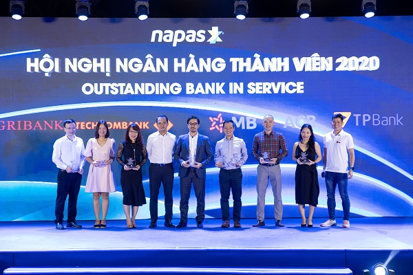 Ông Hoàng Ngọc Thuyết - Giám đốc Trung tâm thẻ TPBank (ngoài cùng bên trái) tại lễ vinh danh