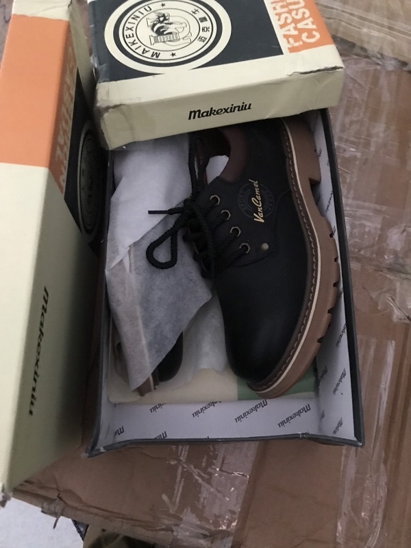 Hàng trăm đôi giày nam nhãn hiệu Makexiniu nhập lậu bị phát hiện tại Lào Cai