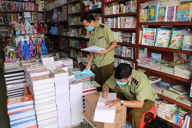 Lực lượng chức năng Hà Nội kiểm tra cơ sở kinh doanh sách