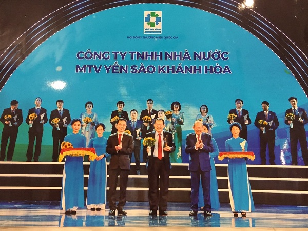 Ông Nguyễn Anh Hùng, Chủ tịch HĐTV Công ty Yến sào Khánh Hòa (giữa) vinh dự nhận Biểu trưng Thương hiệu Quốc gia 2020