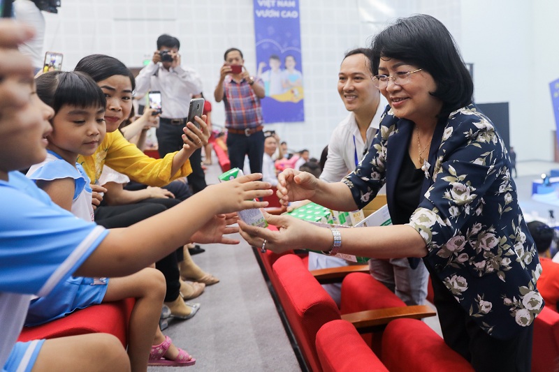 Phó Chủ tịch nước Đặng Thị Ngọc Thịnh trao những hộp sữa học đường cho trẻ em tham gia ngày hội