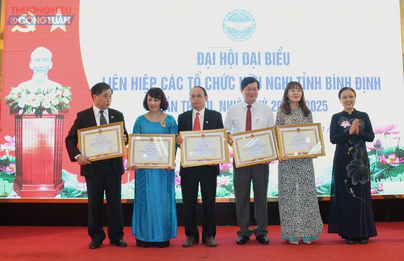 Bà Nguyễn Phương Nga, Bí thư Đảng đoàn, Chủ tịch Liên hiệp các tổ chức hữu nghị Việt Nam (đầu tiên bên phải) trao bằng khen cho các tập thể, cá nhân.