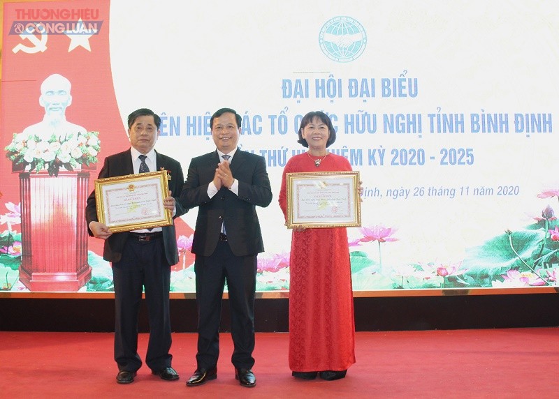 Phó Chủ tịch UBND tỉnh Nguyễn Tuấn Thanh (đứng giữa) trao bằng khen cho các tập thể có nhiều thành tích trong công tác đối ngoại nhân dân giai đoạn 2015 - 2020.