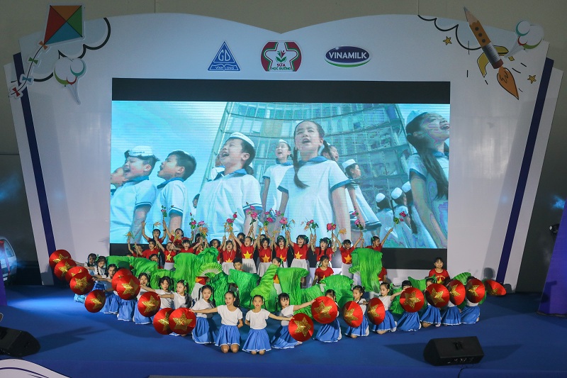 Các em học sinh Vĩnh Long trong tiết mục biểu diễn mang tên Vươn cao Việt Nam