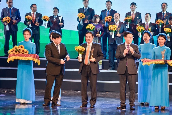 Đại diện thương hiệu nhận danh hiệu trong chương trình Thương Hiệu quốc gia Việt Nam 2020.