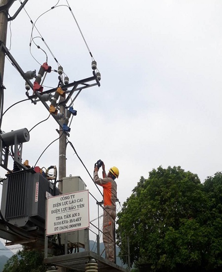 Công nhân Điện lực Bảo Yên áp dụng thiết bị camera nhiệt trong việc phát hiện ngăn ngừa sự cố