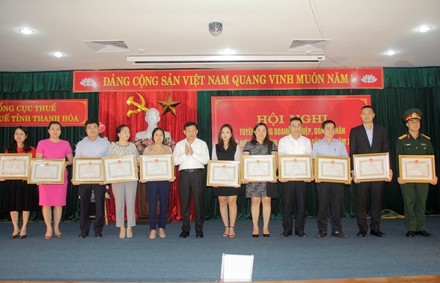 Phó Chủ tịch UBND tỉnh Nguyễn Văn Thi trao Bằng khen của Chủ tịch UBND tỉnh cho các doanh nghiệp