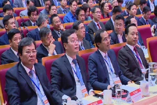 Chủ tịch UBND tỉnh Nghệ An Nguyễn Đức Trung (thứ 2 từ trái qua) tham dự hội nghị