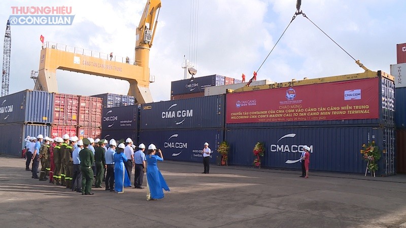 Lãnh đạo, nhân viên Tân Cảng Miền Trung đón tàu vận tải container của hãng tàu CMA CGM