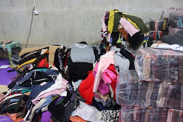 Phát hiện gần 4.000 chiếc áo len cũ được gia công, đóng nhãn mác mới