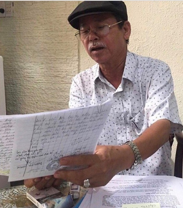 Ông Cao Văn Út bên những giấy tờ chứng minh Công ty Nam Thái và những người liên quan còn nợ  ông hơn 4 tỷ đồng (tiền gốc).