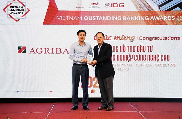 Đại diện Agribank, ông Nguyễn Hải Long - Phó Tổng Giám đốc nhận giải thưởng “Ngân hàng tiêu biểu về hỗ trợ đầu tư cho nông nghiệp công nghệ cao”