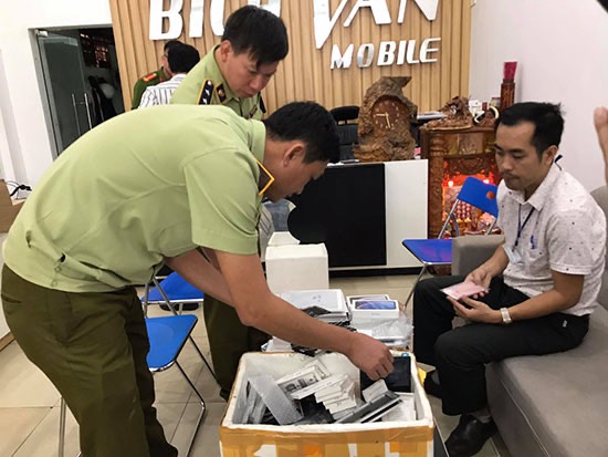 Phát hiện cửa hàng kinh doanh nhiều điện thoại di động Iphone và Ipad không có hóa đơn, chứng từ