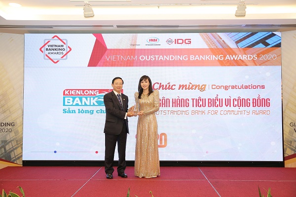 Bà Trần Tuấn Anh - Thành viên HĐQT, Tổng giám đốc Kienlongbank nhận giải thưởng “Ngân hàng tiêu biểu vì cộng đồng”