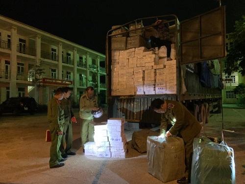 Lạng Sơn: Phát hiện vụ vận chuyển lượng lớn hàng hóa không có nhãn phụ bằng tiếng Việt