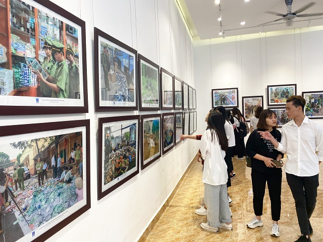 Triển lãm trưng bày hình ảnh thành tựu triển khai chương trình phòng, chống hàng giả, hàng nhái