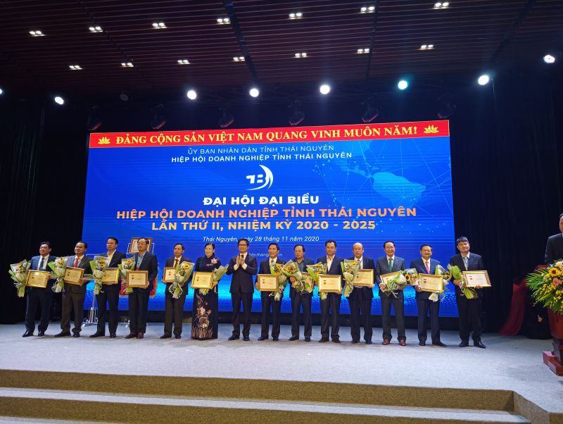 Đồng chí Nguyễn Tiến Lộc, Chủ tịch VCCI trao Kỷ niệm chương cho các cá nhân có thành tích trong phát triển thương mại - dịch vụ.