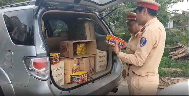 Thanh Hoá: Bắt giữ 11kg pháo nổ vận chuyển trái phép