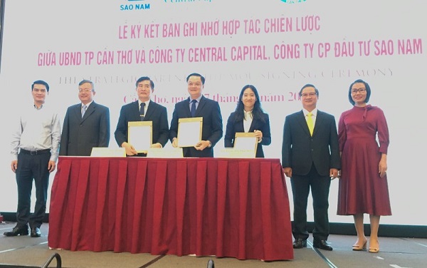 Đại diện lãnh đạo UBND TP Cần Thơ ký kiên bản ghi nhớ hợp tác chiến lược với hai Công ty TNHH Cental Capital và Công ty CP Đầu tư Sao Nam.