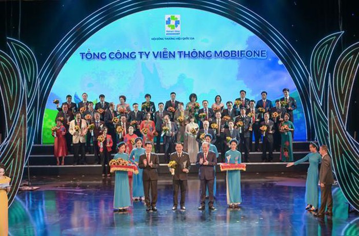 Đại diện MobiFone, ông Bùi Sơn Nam – Phó TGĐ, nhận hoa và biểu tượng Thương hiệu Quốc gia