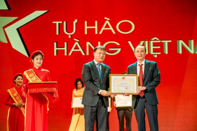 Ông Văn Hồng Sơn - Tổng giám đốc Công ty CP Phân Lân nung chảy Văn Điển nhận Bằng khen của Bộ Công Thương