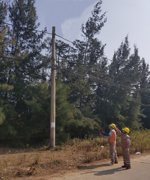 Công nhân Điện lực Vân Đồn khảo sát lắp đặt chiếu sáng cho chương trình Thắp sáng đường quê tại huyện đảo Cô Tô
