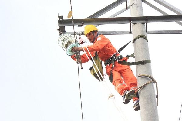 Người lao động các đơn vị sản xuất đang thực hiện nhiệm vụ trên lưới điện