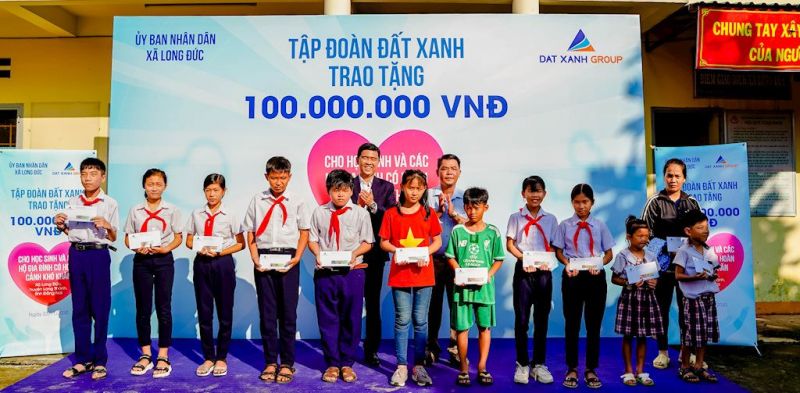 Tập đoàn Đất Xanh hỗ trợ học sinh nghèo và gia đình khó khăn trên địa bàn xã Long Đức
