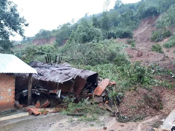 Sạt lở núi khiến nhiều căn nhà ở huyện Krông Bông bị sập và vùi lấp.